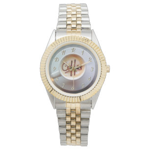 Kaffeetasse und Untertasse Latte-Kaffee braun weiß Armbanduhr