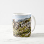 Kaffeetasse Zicklein springt in felsiger Weide (VorderseiteRechts)