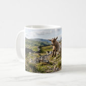 Kaffeetasse Zicklein springt in felsiger Weide (Vorderseite Links)