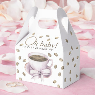 Kaffeezubereitung und eine Schleife Baby-Baby-Part Geschenkschachtel