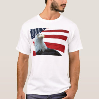 Kahler Adler gegen das amerikanische Flaggen-Shirt T-Shirt