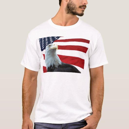 Kahler Adler gegen das amerikanische Flaggen-Shirt T-Shirt (Vorderseite)