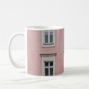 KAHLER BAUM VOR ROSA GEBÄUDE KAFFEETASSE