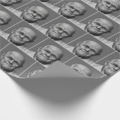 Kahlköpfiger alter Mann auf Grau Geschenkpapier (Ecke)