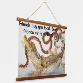 Kaimane essen eine Schlange Wandteppich Mit Holzrahmen (Gewinkelt)