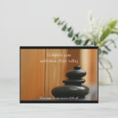 Kairn von Massagesteinen und Holz Einladung (Stehend Vorderseite)