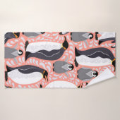 Kaiserpinguine und ihre Naben auf einem rosa Muste Badehandtuch (Badehandtuch)