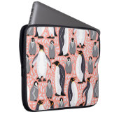 Kaiserpinguine und ihre Naben auf einem rosa Muste Laptopschutzhülle (Vorne Rechts)