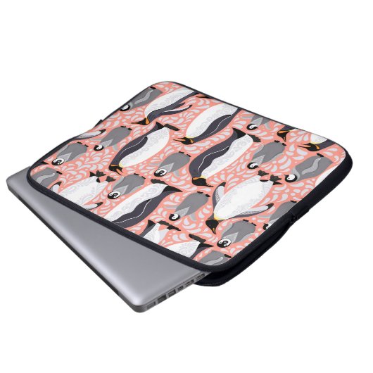 Kaiserpinguine und ihre Naben auf einem rosa Muste Laptopschutzhülle (Vorne Knopf)