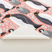 Kaiserpinguine und ihre Naben auf einem rosa Muste Sherpadecke (3/4)