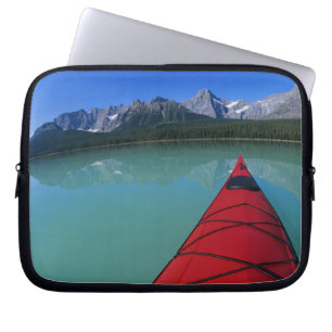 Kajak auf dem Waterfowl Lake unterhalb Howse Peak Laptopschutzhülle