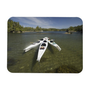 Kajak-Flotte in Ruhe während des späten Nachmittag Magnet