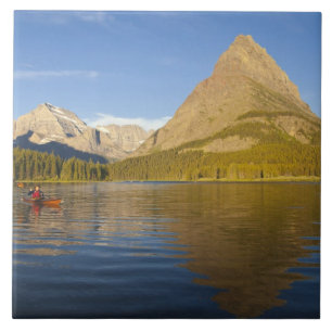 Kajak im Swiftcurrent Lake bei Sonnenaufgang Fliese