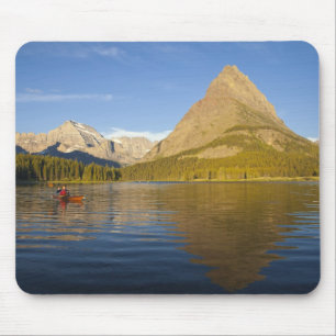 Kajak im Swiftcurrent Lake bei Sonnenaufgang Mousepad