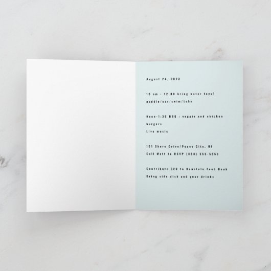 Kajak im Wasser mit Kranen über Einladung fliegen (Innenseite)