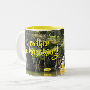 Kajak unter den Cypress-Bäumen Zweifarbige Tasse