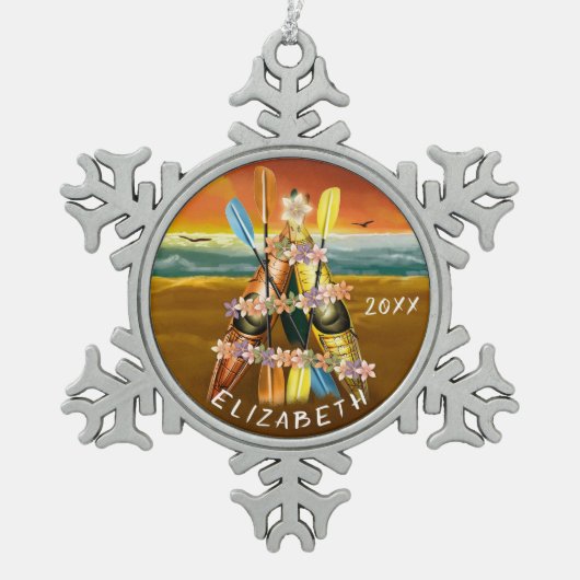 Kajak Weihnachtsbaum am tropischen Strand bei Sonn Schneeflocken Zinn-Ornament (Vorderseite)