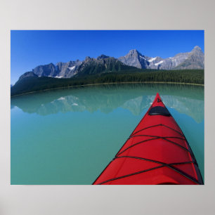 Kajakfahren auf dem Waterfowl Lake unterhalb des H Poster