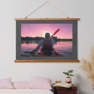Kajakfahren bei Sonnenuntergang mit mittlerem grau Wandteppich Mit Holzrahmen