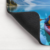 Kajakfahren in den Bergen Mousepad (Ecke)