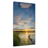 Kajakfahrer, der den Kajak auf stillem Wasser padd Klemmbrett (Rechts)