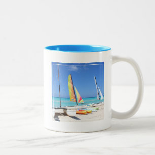 Kajaks, Katamaran und Kayaks kubanischer Strand Zweifarbige Tasse