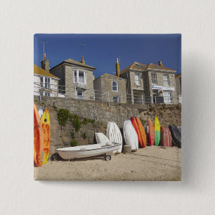 Kajaks und Dinghien, die an der Wand des Meeres Button