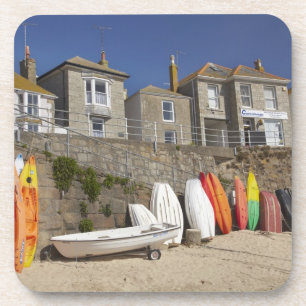 Kajaks und Dinghien, die an der Wand des Meeres Untersetzer