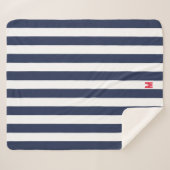 Kajana Strip und Personalisiert Red Monogram Sherpadecke (Vorderseite (Horizontal))