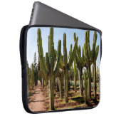 Kakteen Garten. Grüne große Kakteen und Sukkulture Laptopschutzhülle (Vorne Rechts)