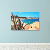 Kaktus auf der Felshütte über Sandy Beach Leinwanddruck (Insitu (Holzboden))