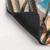 Kaktus auf felsigem Gipfel über Sandy-Strand Mousepad (Ecke)