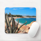 Kaktus auf felsigem Gipfel über Sandy-Strand Mousepad (Mit Mouse)