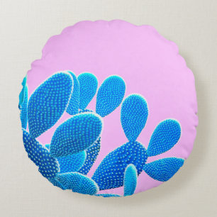 Kaktus blau gefärbt auf rosa Hintergrund. Mode, m Rundes Kissen