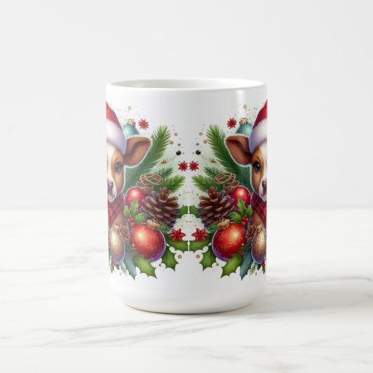 Kalb in Weihnachtsmannmütze mit Weihnachtsdekorati Kaffeetasse (Mittel)