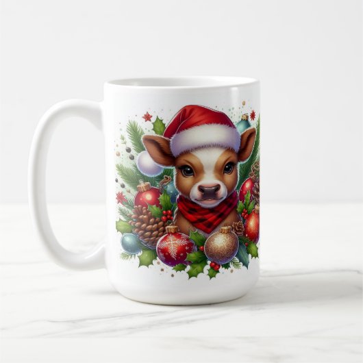 Kalb in Weihnachtsmannmütze mit Weihnachtsdekorati Kaffeetasse (Links)