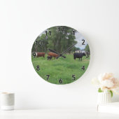 Kälber und Kühe in Weiden Große Wanduhr (Zuhause)