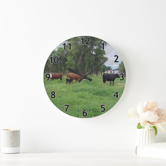 Kälber und Kühe in Weiden Große Wanduhr (Zuhause)