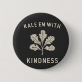 Kale Em mit Kindness Funny Pun Veggies Vegan Button (Vorderseite)