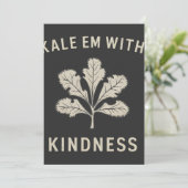 Kale Em mit Kindness Funny Pun Veggies Vegan Save The Date (Stehend Vorderseite)