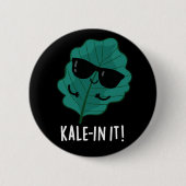 Kale in It Funny Veggie Kale Pun Dark BG Button (Vorderseite)