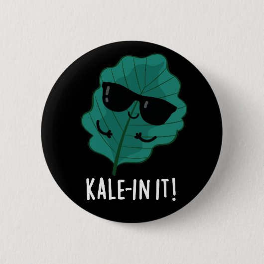 Kale in It Funny Veggie Kale Pun Dark BG Button (Vorderseite)