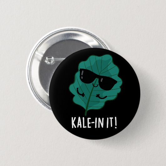 Kale in It Funny Veggie Kale Pun Dark BG Button (Vorne & Hinten)