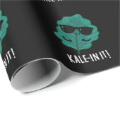Kale in It Funny Veggie Kale Pun Dark BG Geschenkpapier (Rolleneckpunkt)