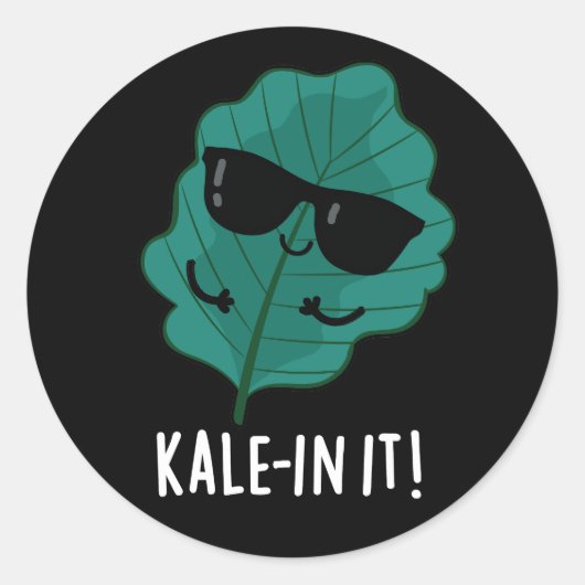 Kale in It Funny Veggie Kale Pun Dark BG Runder Aufkleber (Vorderseite)