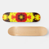 Kaleidoskop-Blume Gelb und Rot Skateboard (Horizontal)