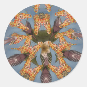Kaleidoskop-Giraffen-Mandala: Abstrakte Safari-Kun Runder Aufkleber