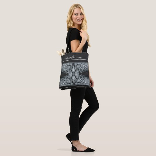 Kaleidoskop in Schwarz und Grau Tasche (Am Model)