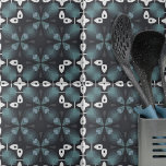 Kaleidoskopisch Abstraktes blaugraues Muster Fliese<br><div class="desc">Diese dekorative Keramik Kachel ist ein wunderschönes Kunstwerk, das jedem Zimmer eine Touch Eleganz verleiht. Die Kachel weist ein sich wiederholendes Muster geometrischer Formen in Blau- und Grautönen auf, die symmetrisch angeordnet sind, um einen faszinierenden Kaleidoskop-Effekt zu erzeugen. Der schwarze Hintergrund hebt die blau-grauen Formen hervor, während die weißen geometrischen...</div>