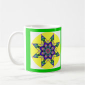 Kaleidoskopischer Mandala-Entwurf 4 des Kaffeetasse (Links)